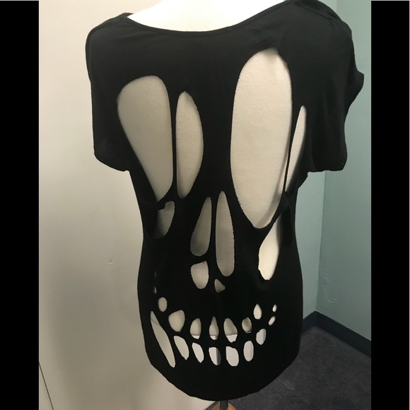 Issi “Skulls” - Picture 2 of 4